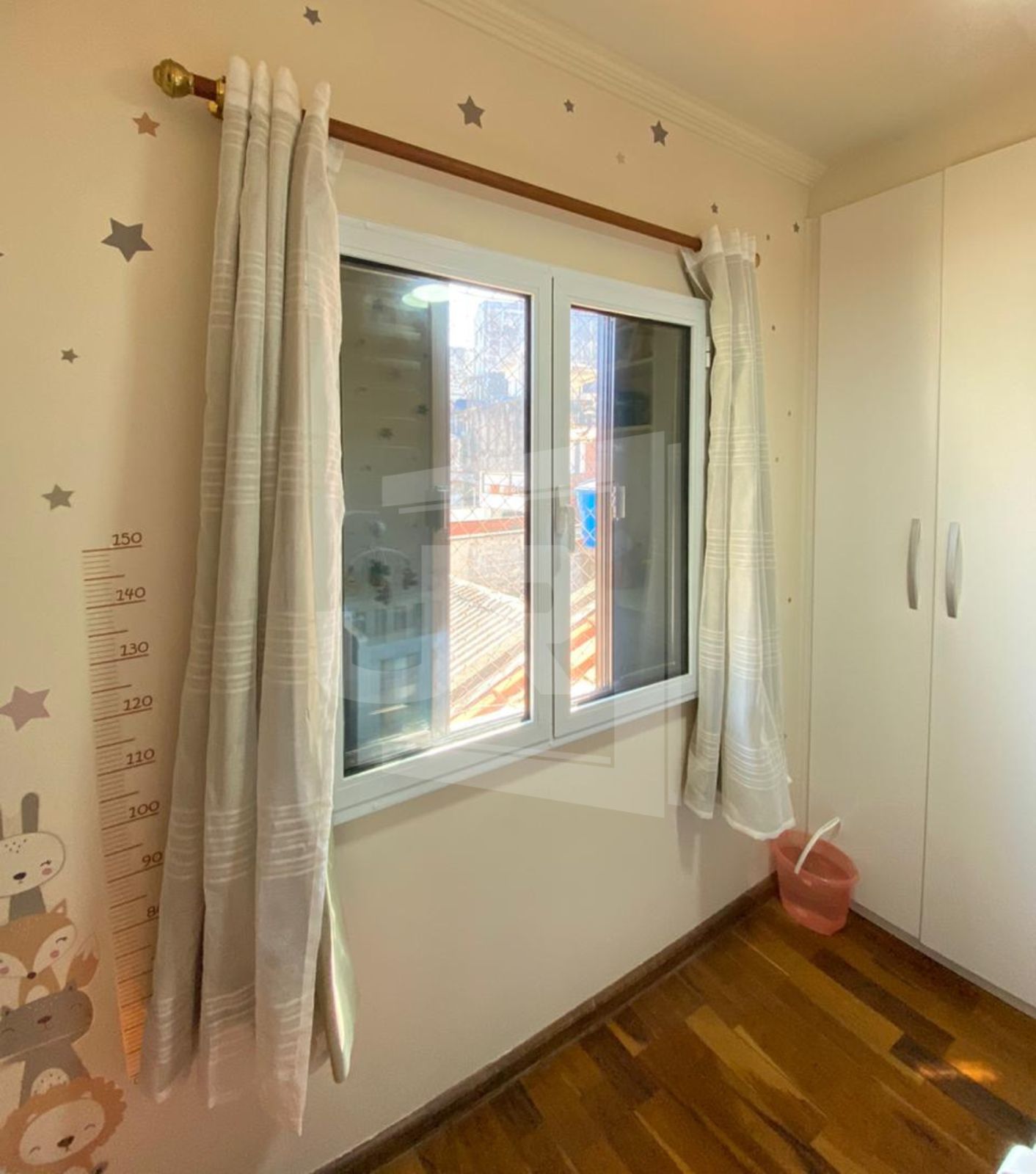 Janela acústica branca instalada em quarto infantil