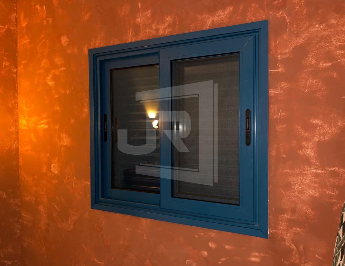 Janela acústica embutida azul instalada no vão