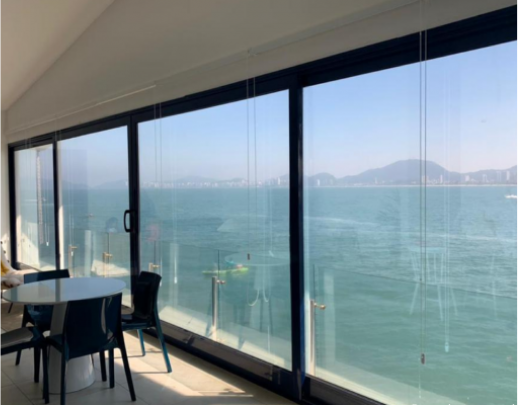Portas de vidro deslizantes JR Solution com vista panorâmica para o mar